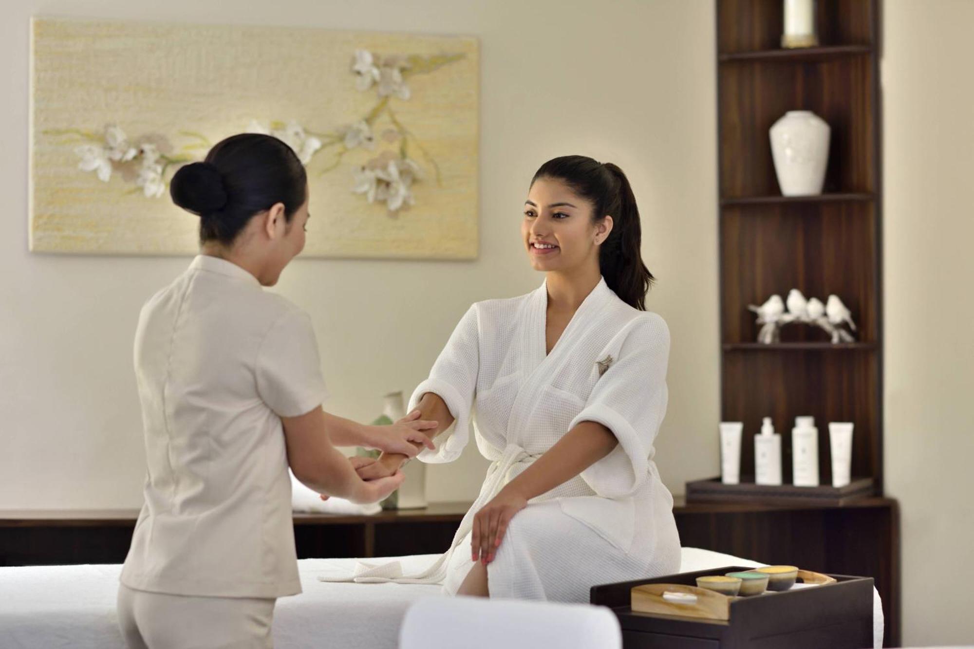 Jaipur Marriott Hotel Exterior foto A spa treatment