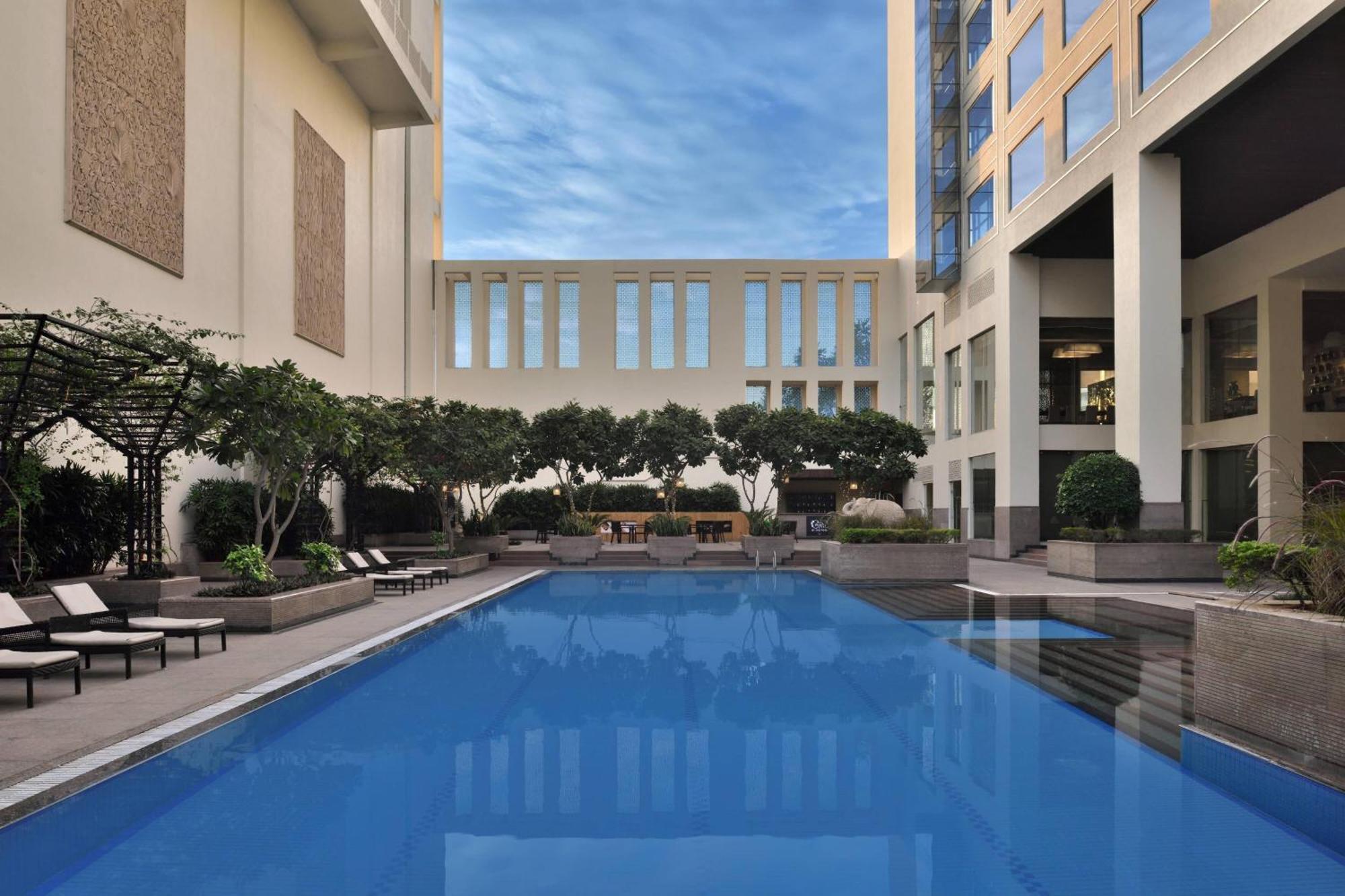 Jaipur Marriott Hotel Exterior foto The pool at the hotel