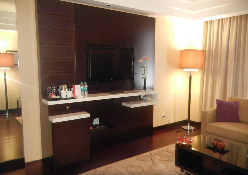 Jaipur Marriott Hotel Exterior foto A television set in a hotel room
