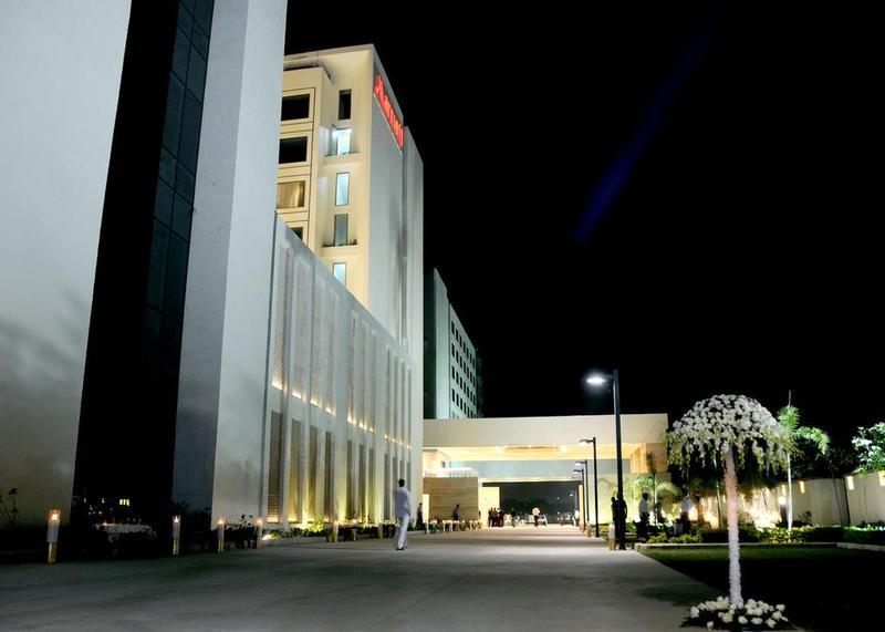 Jaipur Marriott Hotel Exterior foto The hotel at night