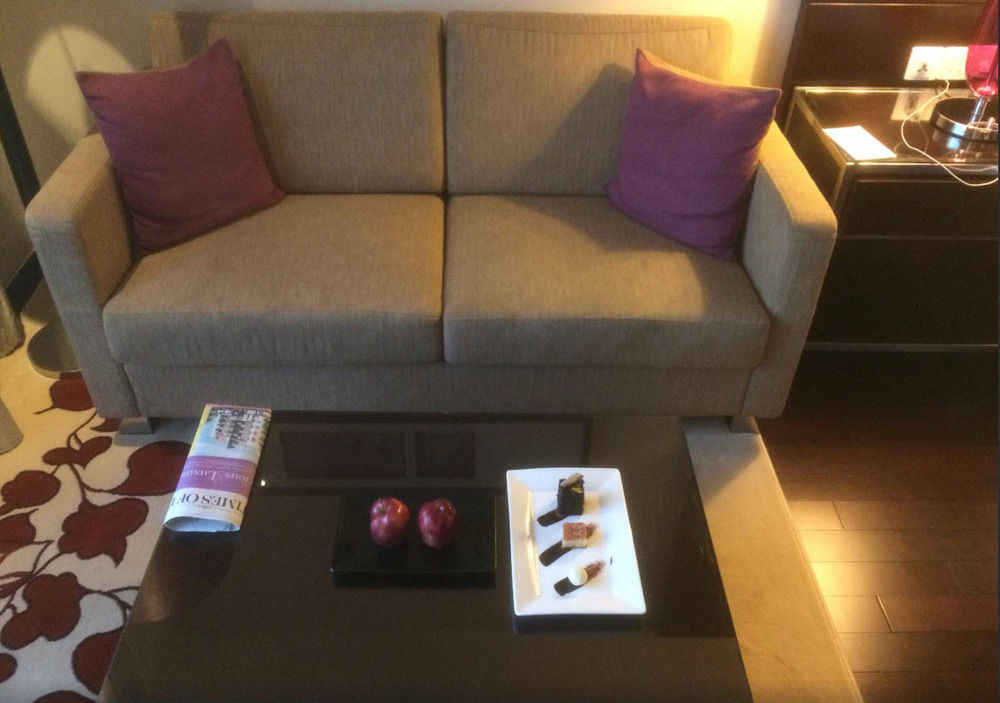 Jaipur Marriott Hotel Exterior foto A sofa in a hotel room