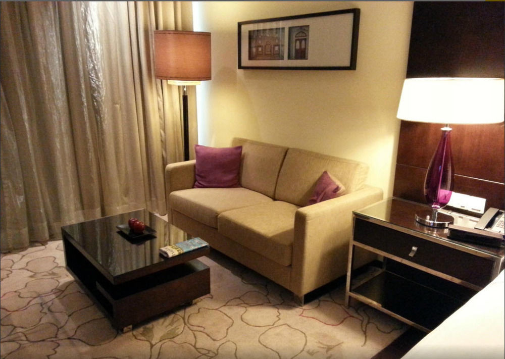 Jaipur Marriott Hotel Exterior foto A sofa in a hotel room