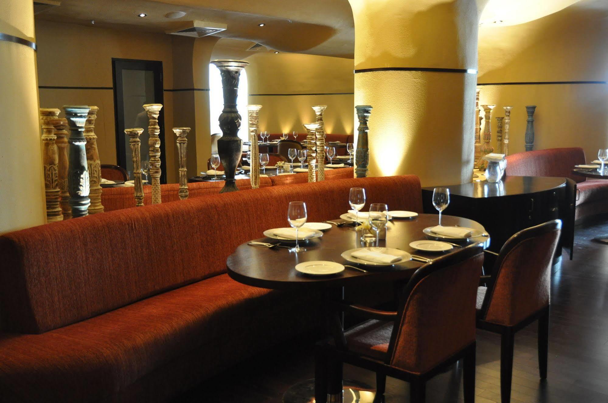 Jaipur Marriott Hotel Exterior foto The interior of the restaurant