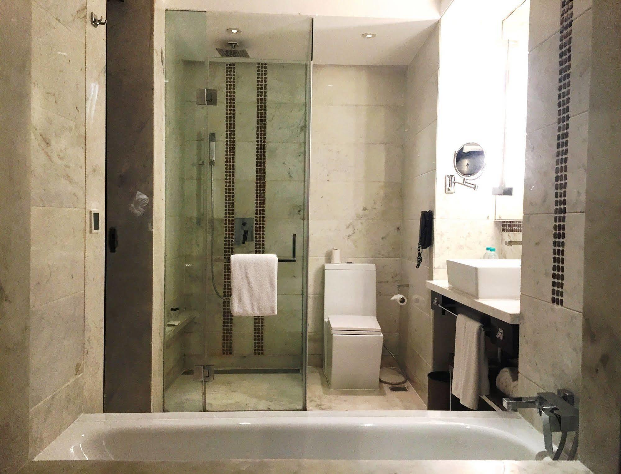 Jaipur Marriott Hotel Exterior foto A bathroom with a shower enclosure and a bathtub